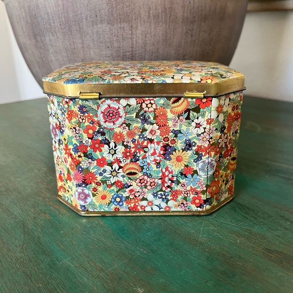 Vintage Floral Tin | Made in England | 5-1/2” W, 3-3/4” T, 4” D - Picture 5 of 9